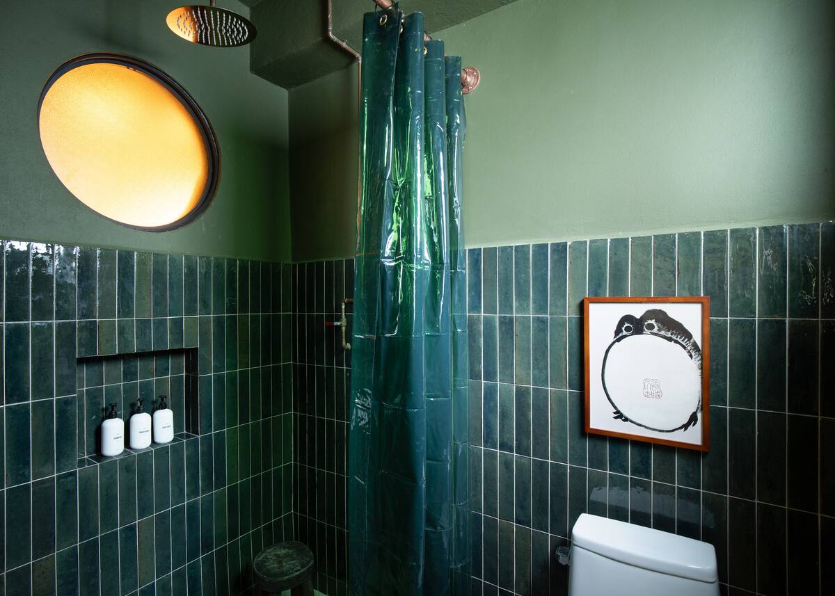 Room 2 bathroom